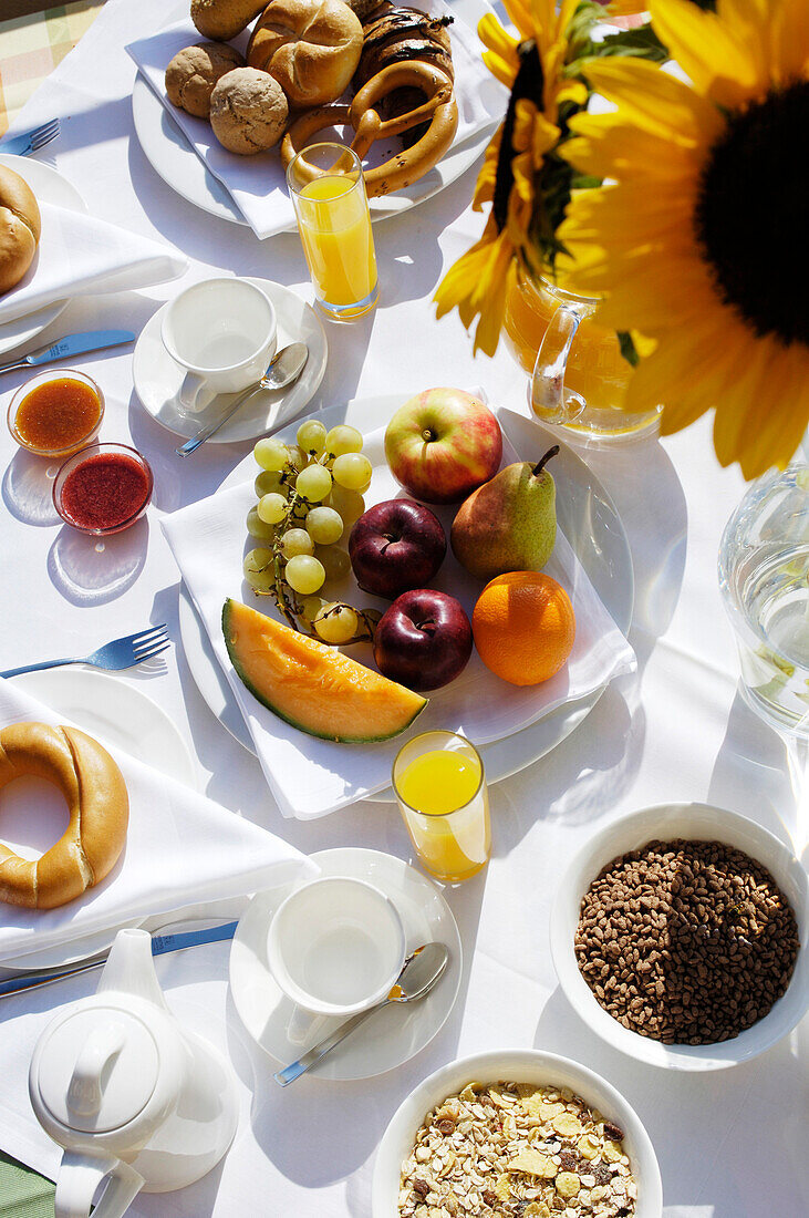 Gedeckte Tisch mit Sonnenblume, Gesundes Frühstück, Frühstückstisch im Hotel, Südtirol, Italien