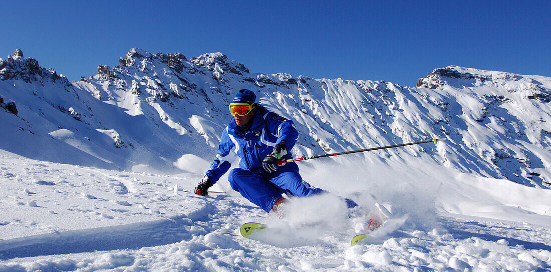 Skilehrerin beim Skifahren, Carving, Berglandschaft in Winter, Seiser Alm, Schlerngebiet, Südtirol, Italien