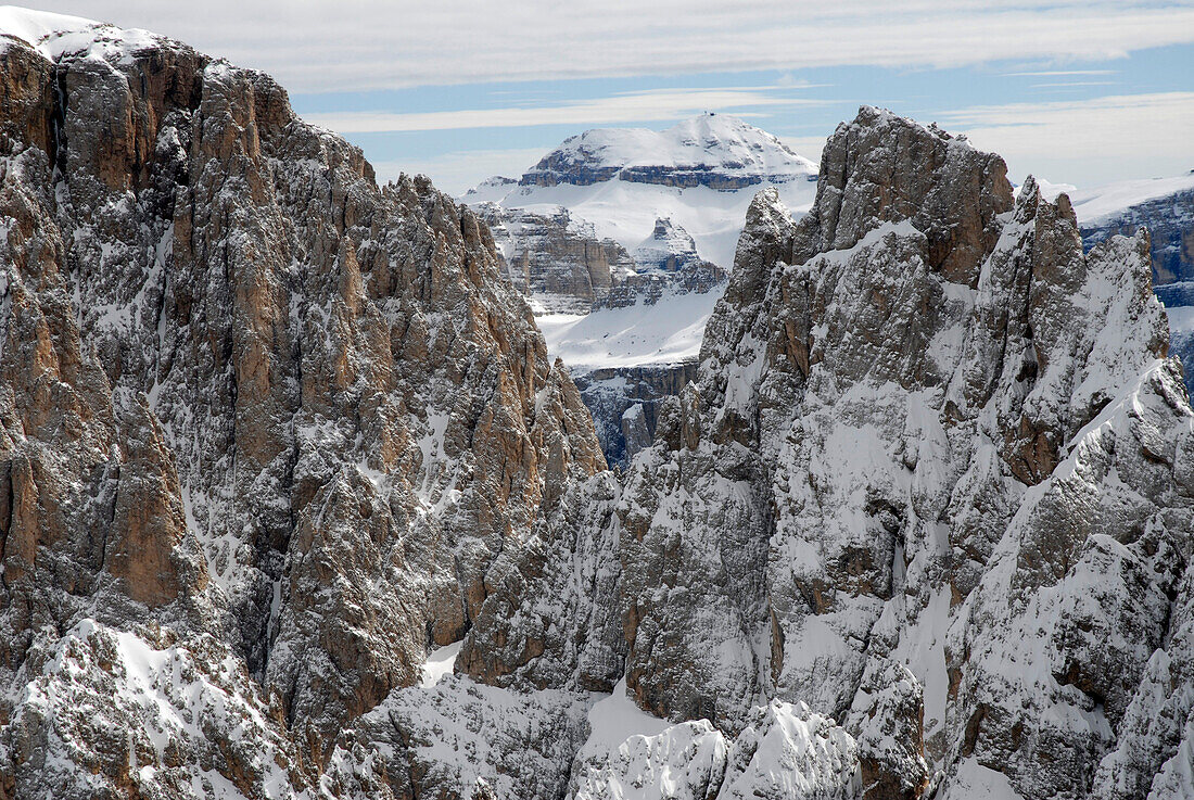 Berglandschaft in Winter, Langkofel mit Sellastock, Piz Boe im Hintergrund, Schlerngebiet, Südtirol, Italien