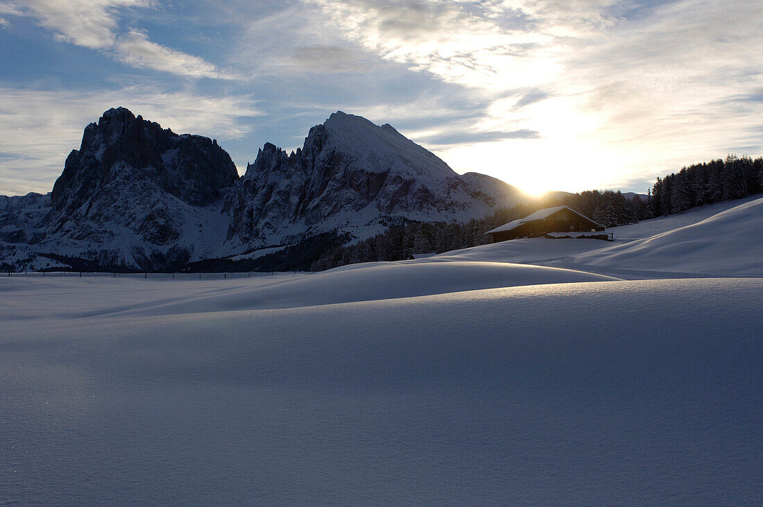 Berglandschaft in Winter bei Sonnenaufgang, Seiser Alm, Langkofelgruppe, Südtirol, Italien