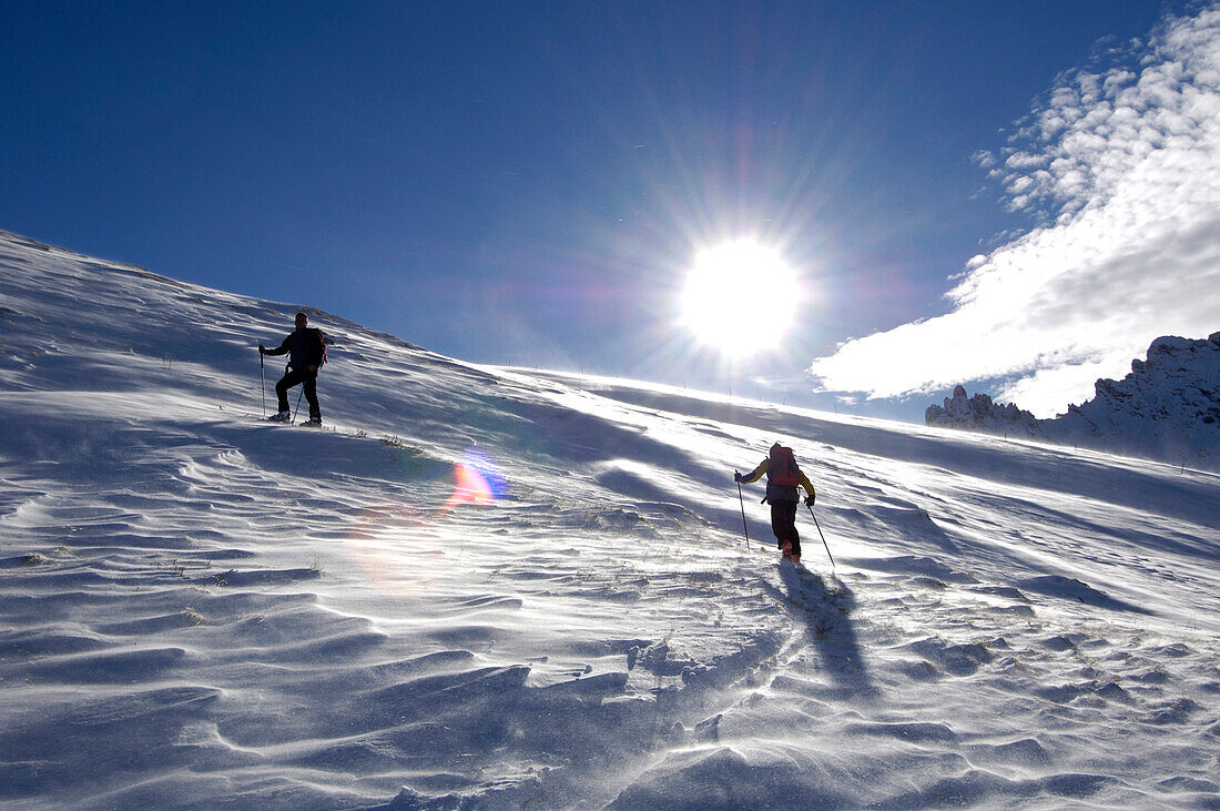 Tourenskifahrer bei der Aufstieg, Hochalpine, Berglandschaft, Seiser Alm, Südtirol, Italien