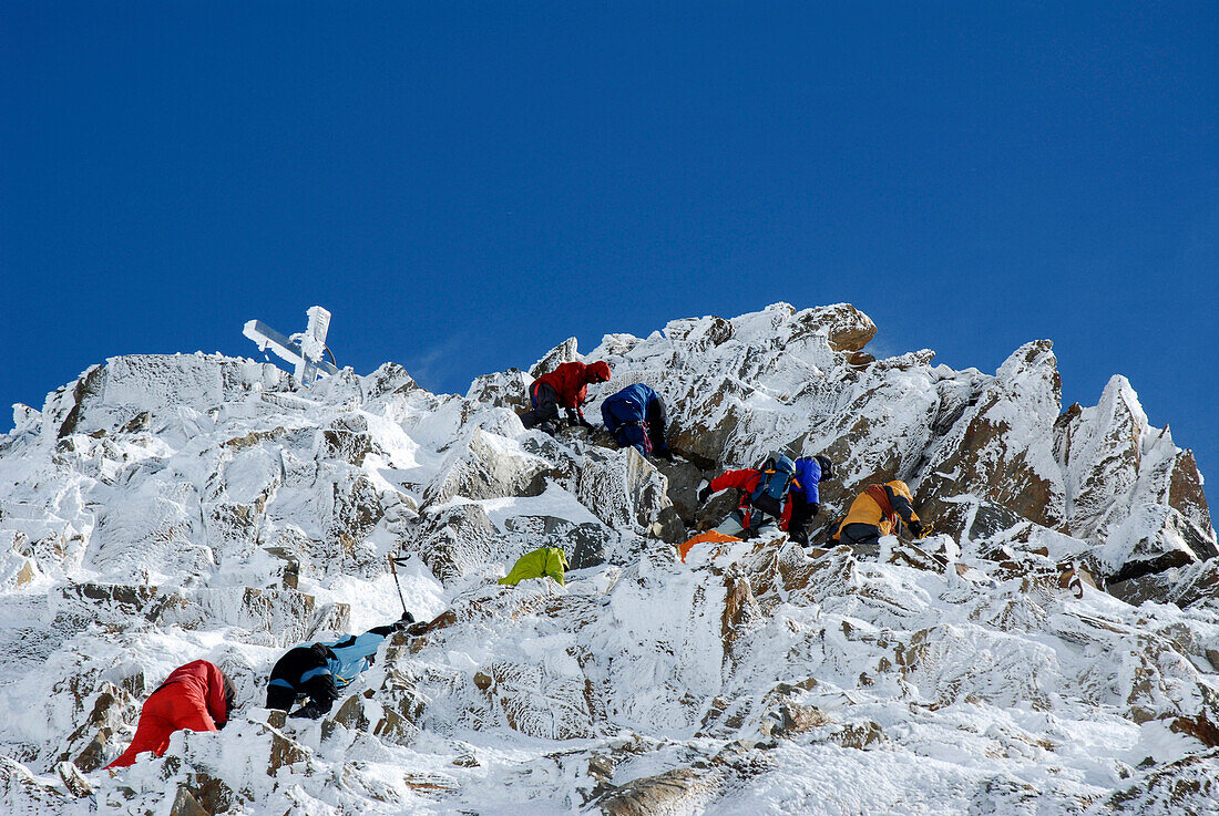 Bergsteiger beim Gipfelkreuz, Hochalpine, Berglandschaft, Wildspitze, Südtirol, Italien