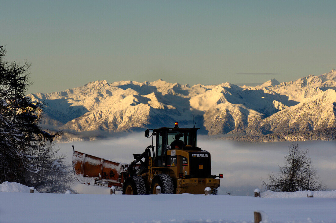 Schneepflug, Räumfahrzeug bei der Schneeräumung, Seiser Alm, Südtirol, Italien