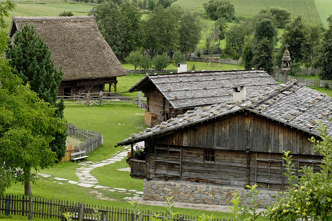 Bauernhaus und Scheune im Südtiroler Volkskundemuseum Dietenheim, Dietenheim, Pustertal, Südtirol, Italien