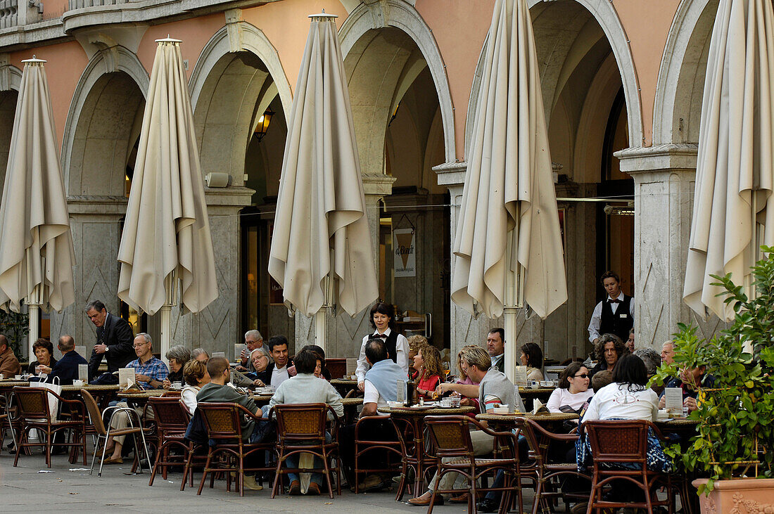 Hotel Citta und Straßencafe, Waltherplatz, Altstadt, Bozen, Südtirol, Italien