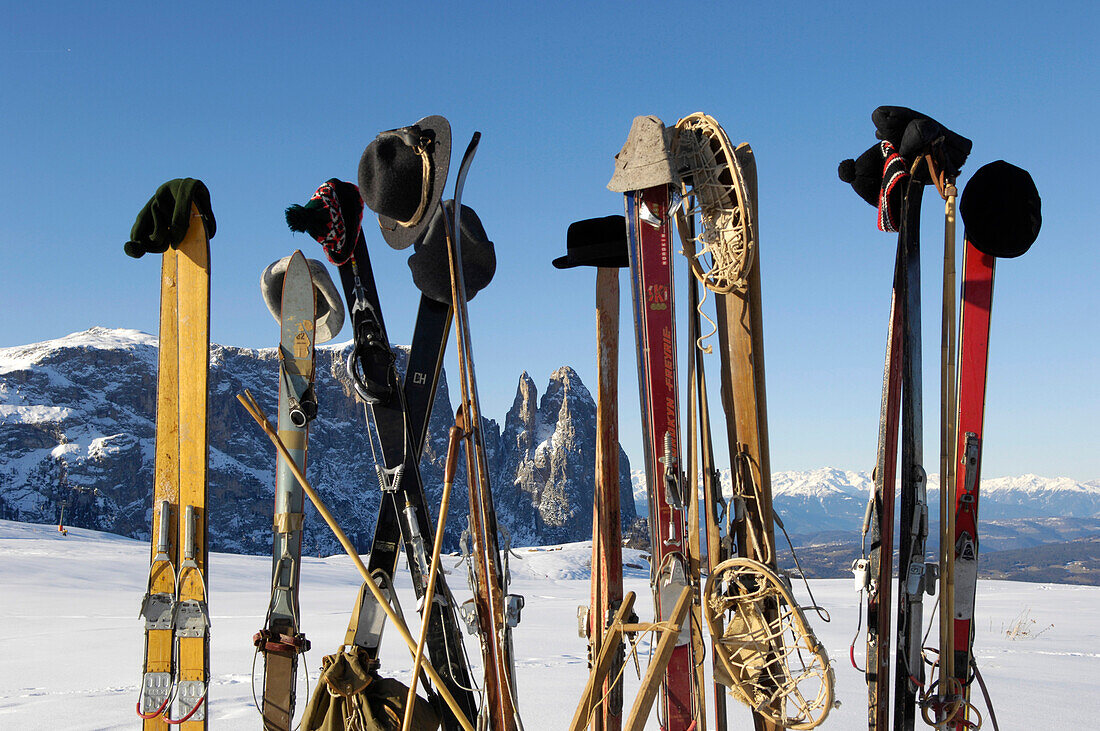 Holzski mit Hüte, Winter Berglandschaft, Nostalgie, Seiser Alm, Schlern, Südtirol, Italien