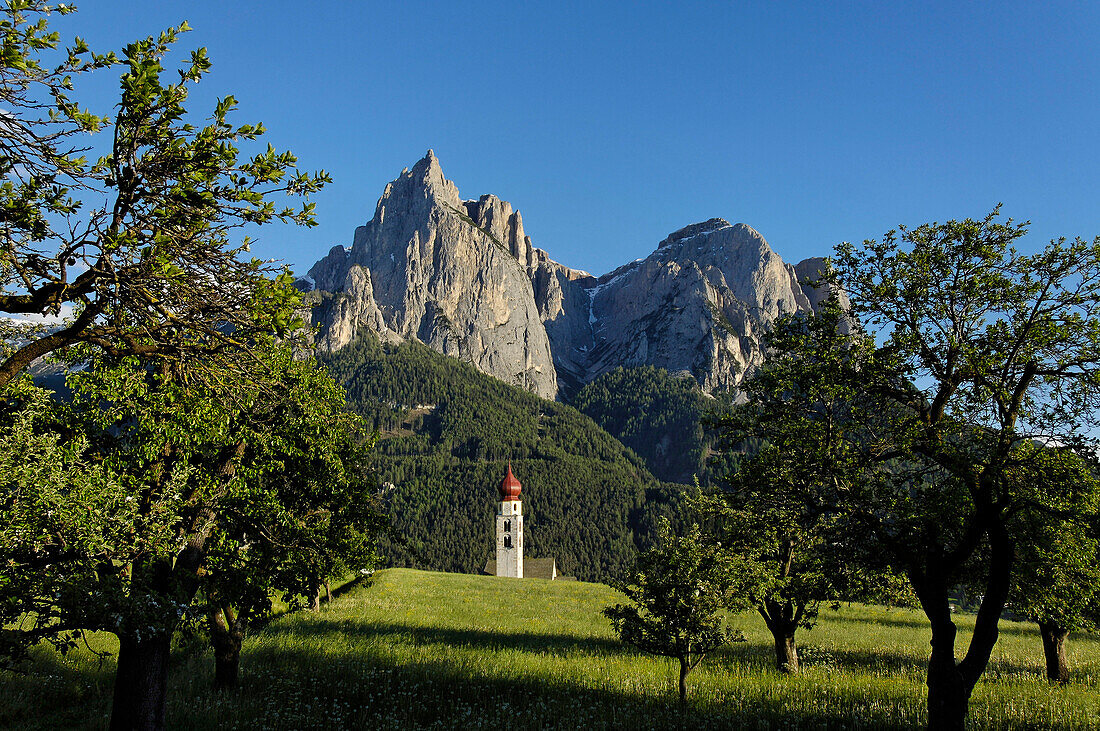 Kirche St Valentin mit Zwiebelturm, Seis am Schlern, Dolomiten, Südtirol, Italien