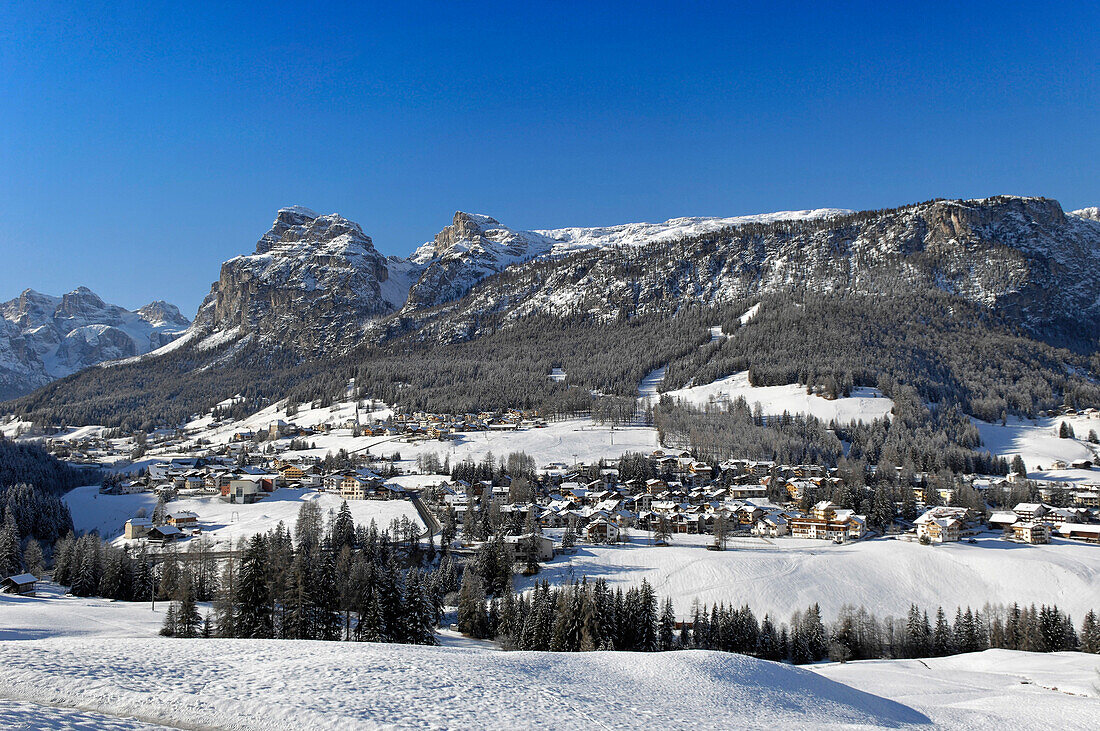 Winterlandschaft mit Dorf Stern, Puezgruppe, Stern, Abtei, Val Badia, Ladinische Täler, Gadertal, Südtirol, Italien