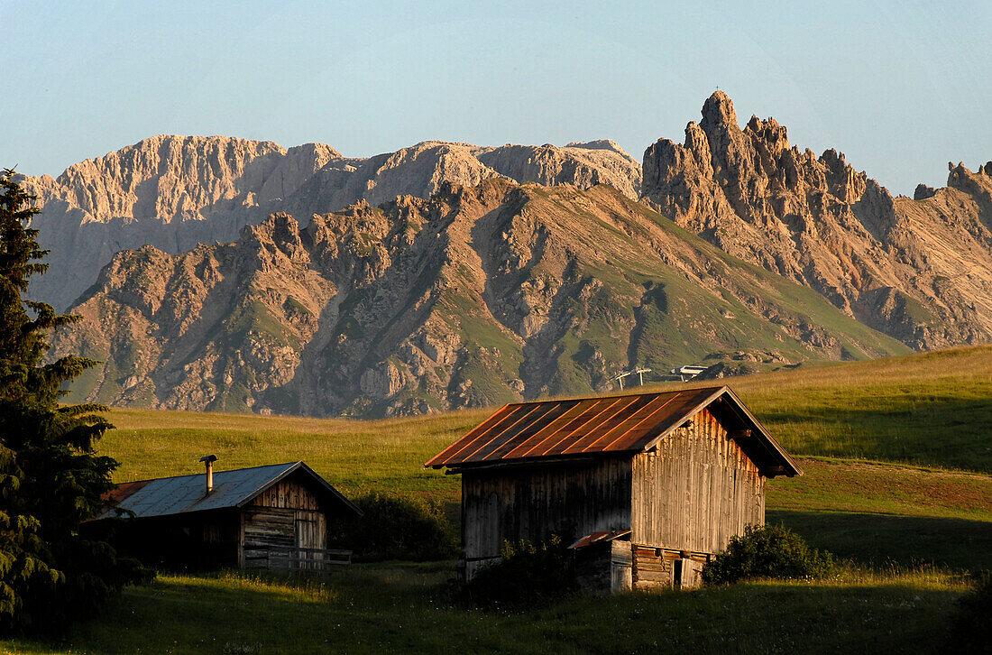 Holzhütte miten auf einer Almwiese, Seiser Alm, Rosszähne im Hintergrund, Schlerngebiet, Südtirol, ITalien