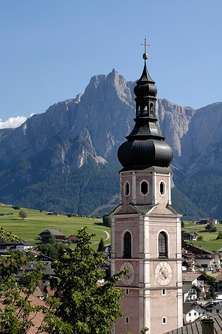 Kastelruth mit Pfarrkirche Sankt Peter und Paul, Kastelruth, Schlern, Südtirol, Italien