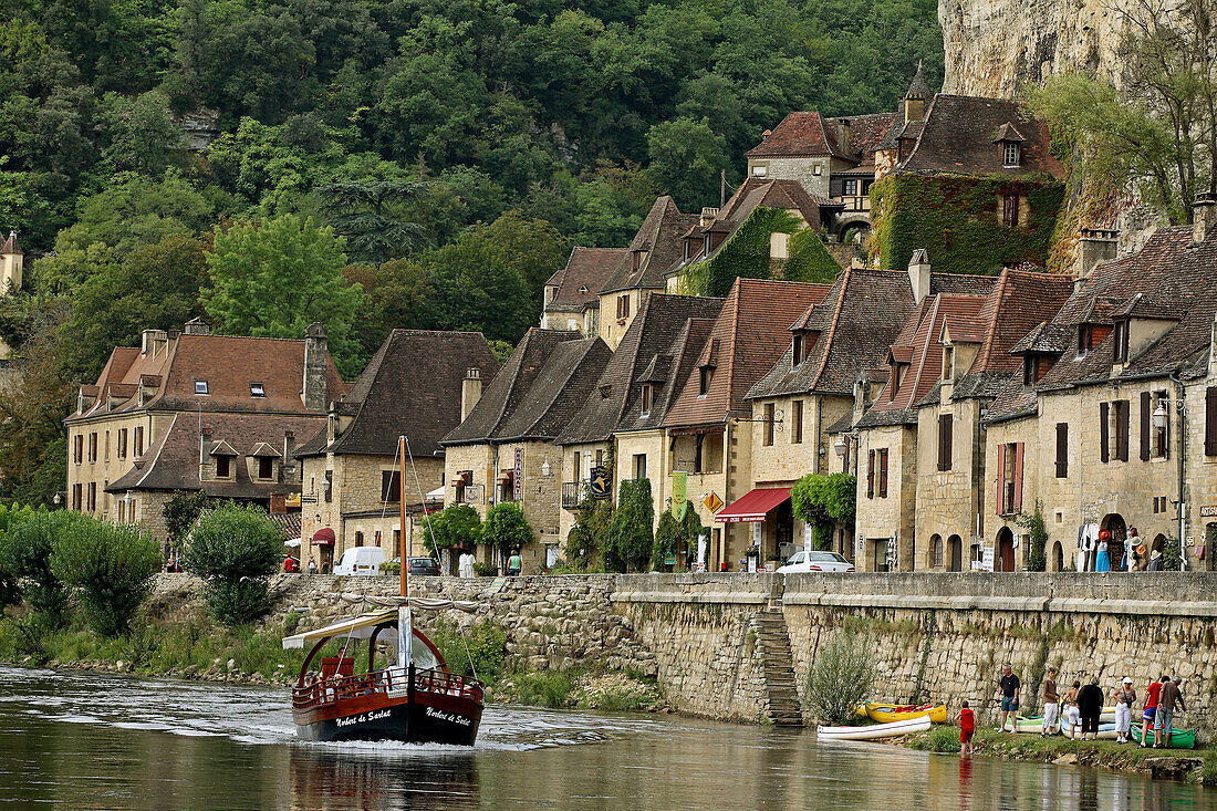Castelnaud-la-Chapelle and Dordogne river. Perigord, France