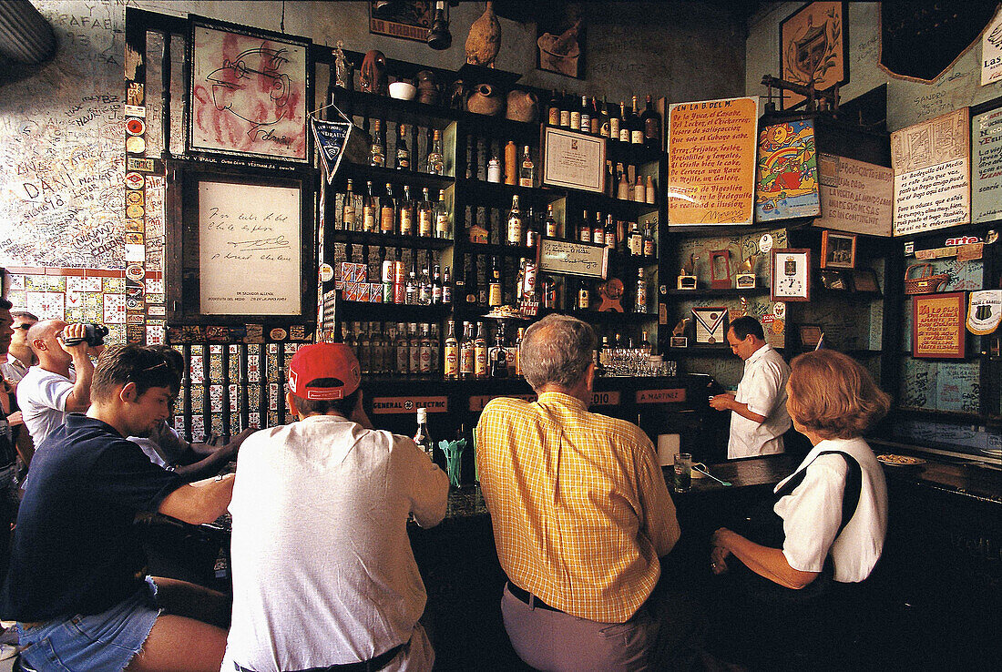 La Bodeguita del Medio', a bar in Old Havana (Habana Vieja) popularized by Ernest Hemingway. Havana, Cuba