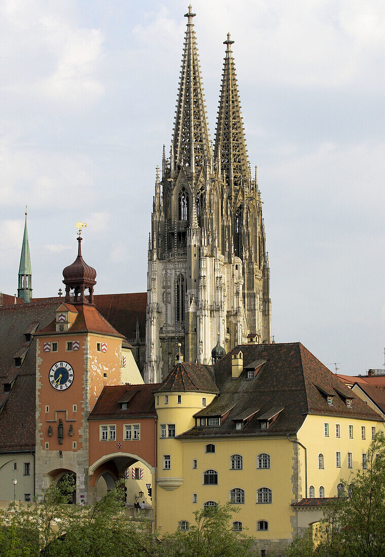 World Heritage Site, medieval city of Regensburg, gothic cathedral and bridge tower in front, Upper Palatinate, Germany
