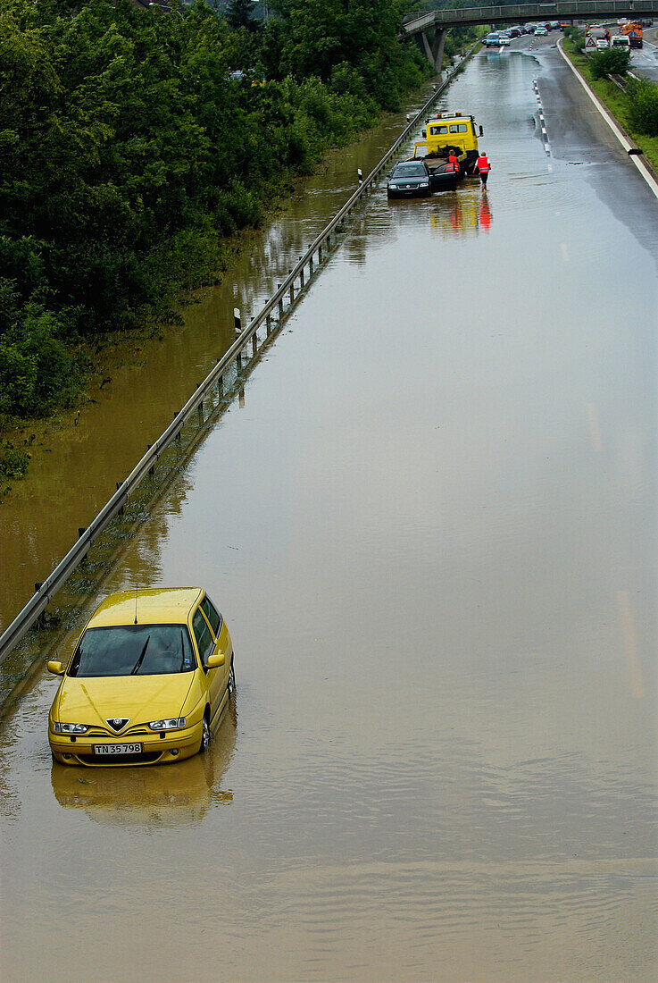 Inundation of highway after heavy rainfall, abandones cars after evacuation of vehicle occupants, highway Frankenschnellweg near Baiersdorf and Erlangen, Franconia, Bavaria, Germany