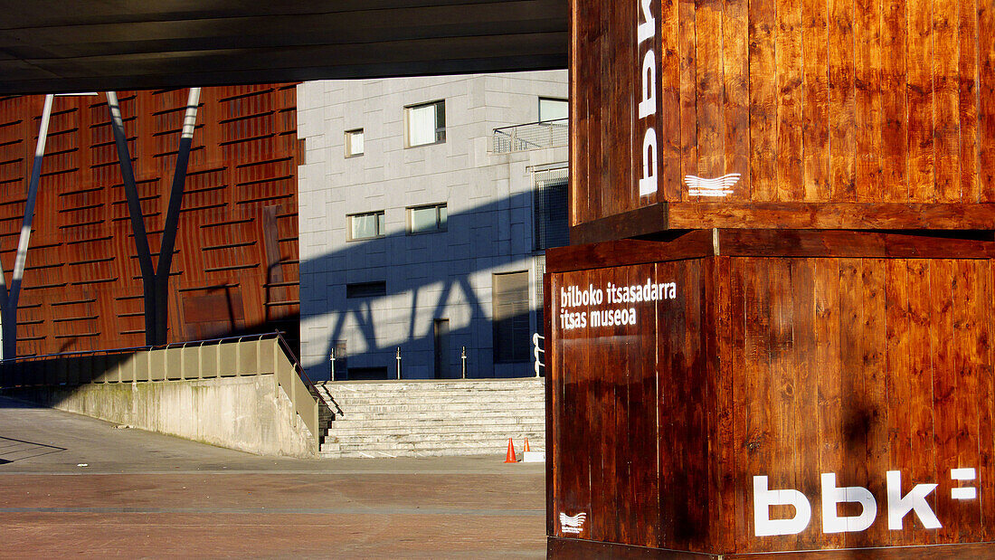 Aussen, Baskenland, Bilbao, Bilbo, Bizkaia, Container, Detail, Details, Dock, Docks, Draussen, Europa, Euskadi, Euskal Herria, Farbe, Hafen, Häfen, Last, Menschenleer, Museen, Museum, Nahaufnahme, Nahaufnahmen, Niemand, Schild, Schilder, Schober, Spanien,