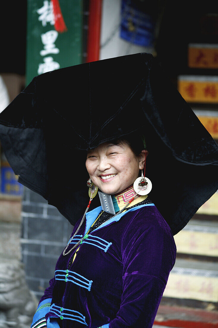 olor, Colour, Custom, Customs, Ear ring, Ear rings, Earring, Earrings, Exterior, Exuberance, Exuberant, Facial expression, Facial expressions, Far East, Female, Forties, Fourties, Grin, Grinning, Happ