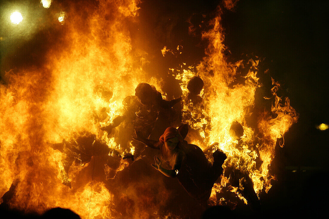 Die Verbrennung von Las Fallas in der Nacht des Heiligen Joseph (19. März), Valencia. Spanien