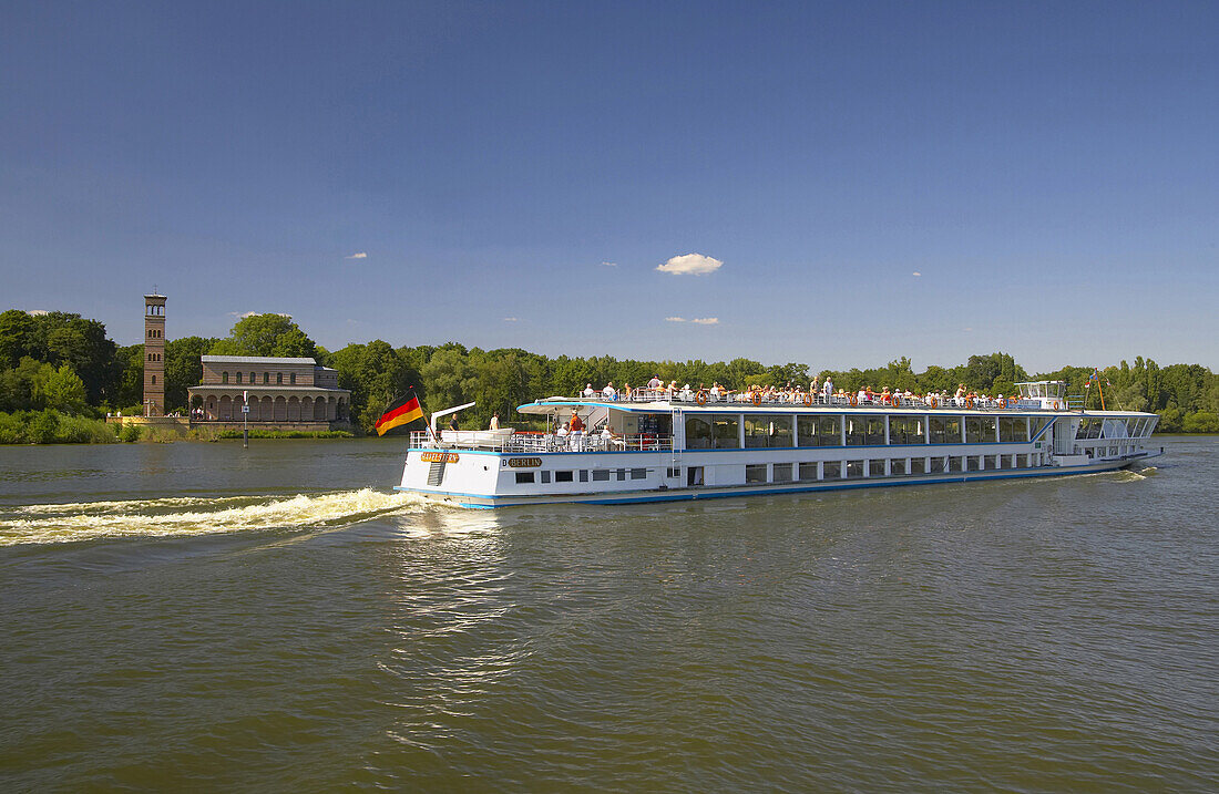 Ausflugsboot passiert Heilandskirche am Port von Sacrow, Potsdam, Brandenburg, Deutschland