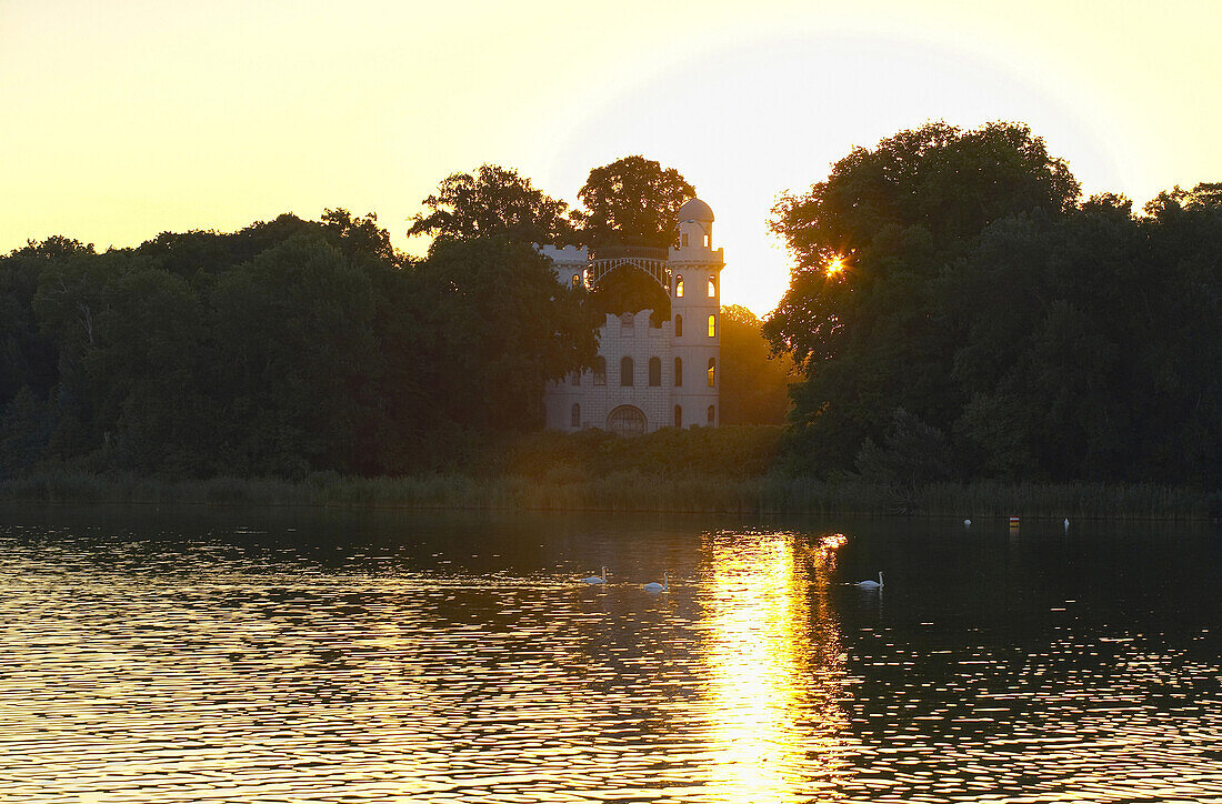 Schloss Pfaueninsel im Sonnenaufgang, Wannsee, Berlin, Deutschland