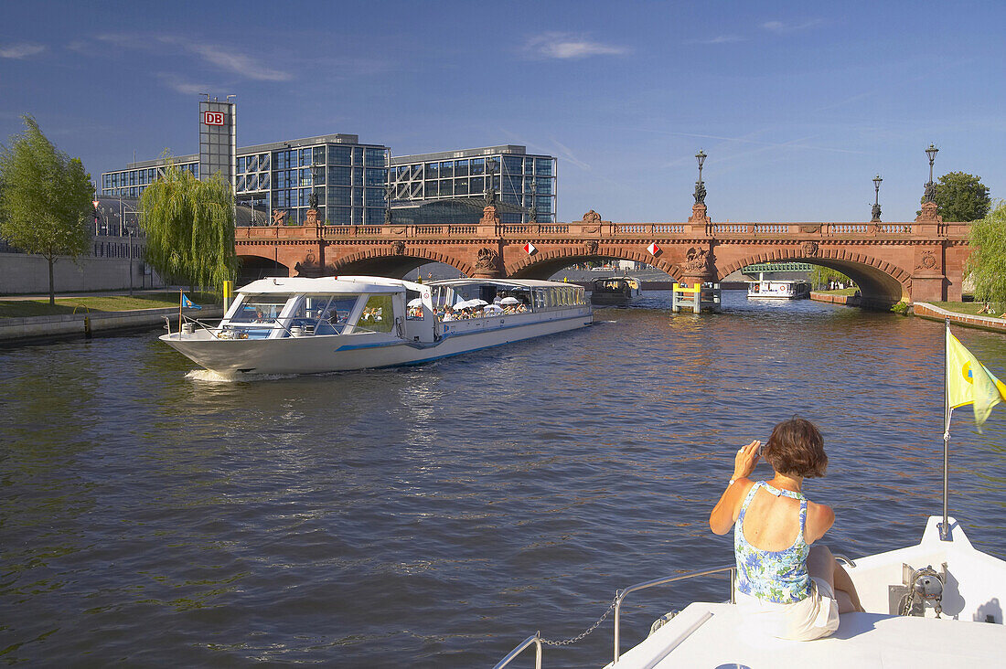 Ausflugsboot an der Moltkebrücke, Berlin, Deutschland
