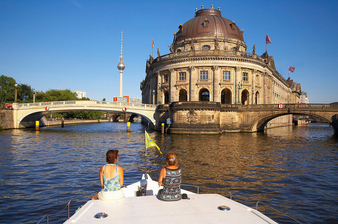 mit dem Hausboot durch Berlin Mitte, Museumsinsel, Bodemuseum, Fernsehturm, Spree, Deutschland, Europa