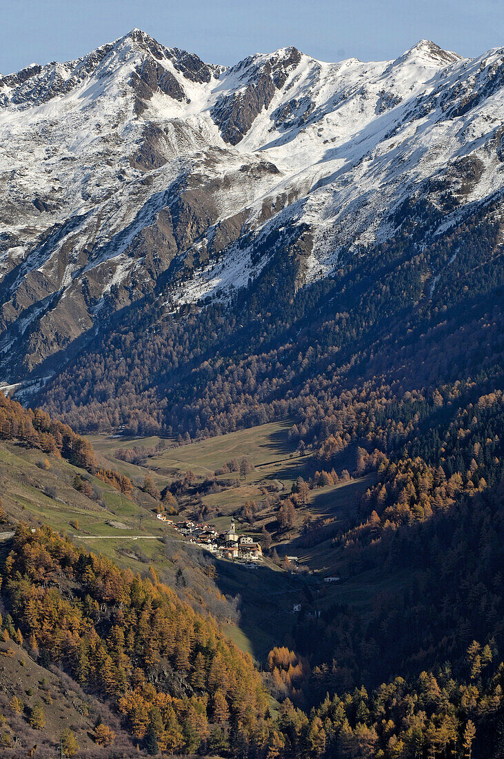 Bergdorf im Planeiltal vor schneebedeckten Bergen, Vinschgau, Südtirol, Italien, Europa