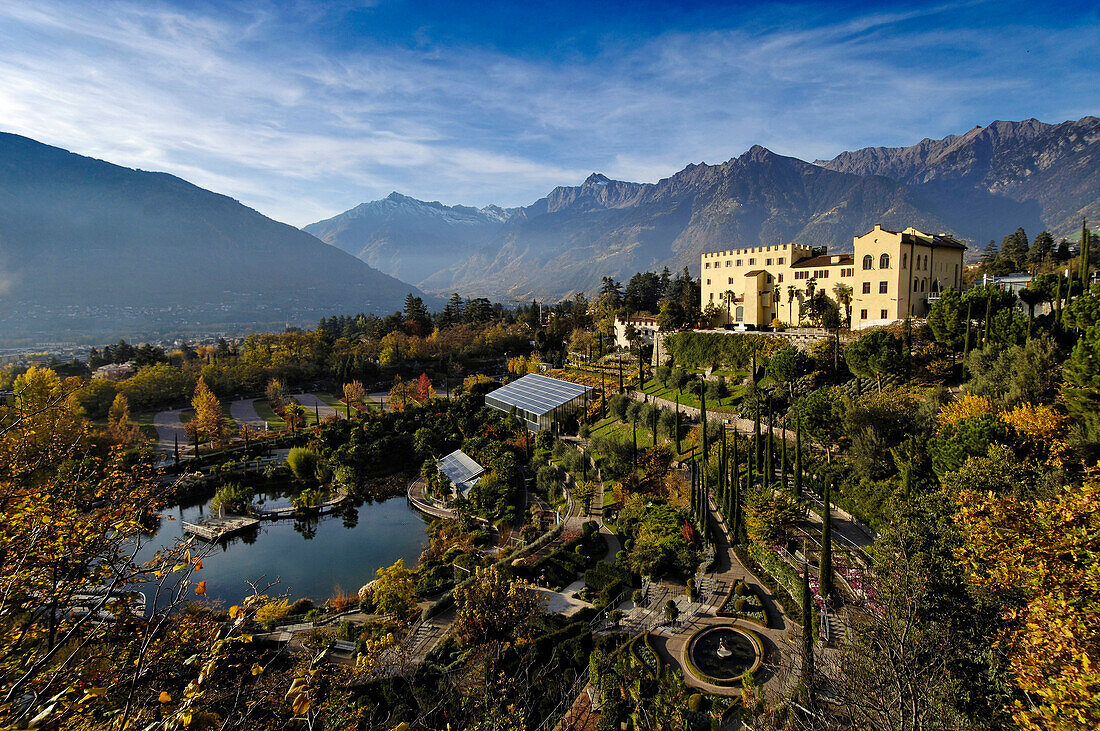 Schloss Trauttmansdorff mit seinem botanischen Garten im Sonnenlicht, Meran, Vinschgau, Südtirol, Italien, Europa