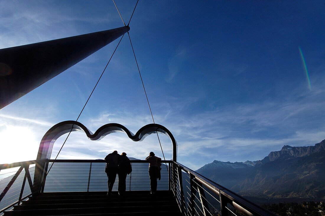Menschen auf moderner Aussichtsplattform im Sonnenlicht, Meran, Vinschgau, Südtirol, Italien, Europa