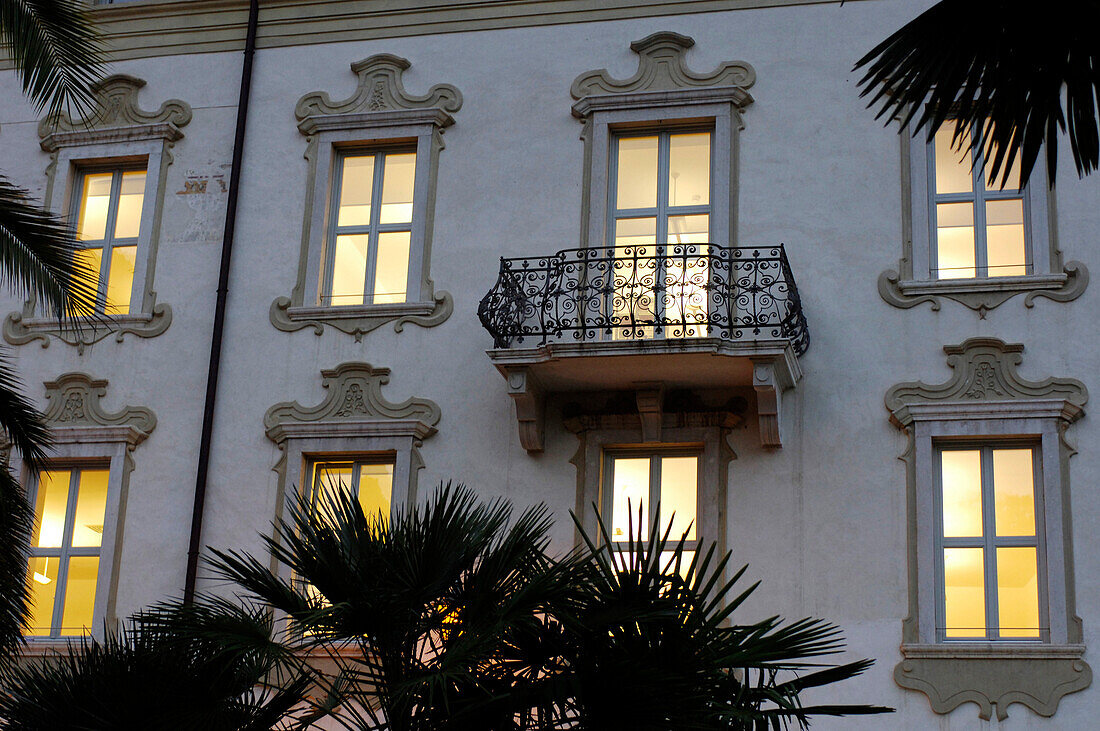 Blick auf die beleuchteten Fenster eines historischen Hauses, Südtirol, Italien, Europa