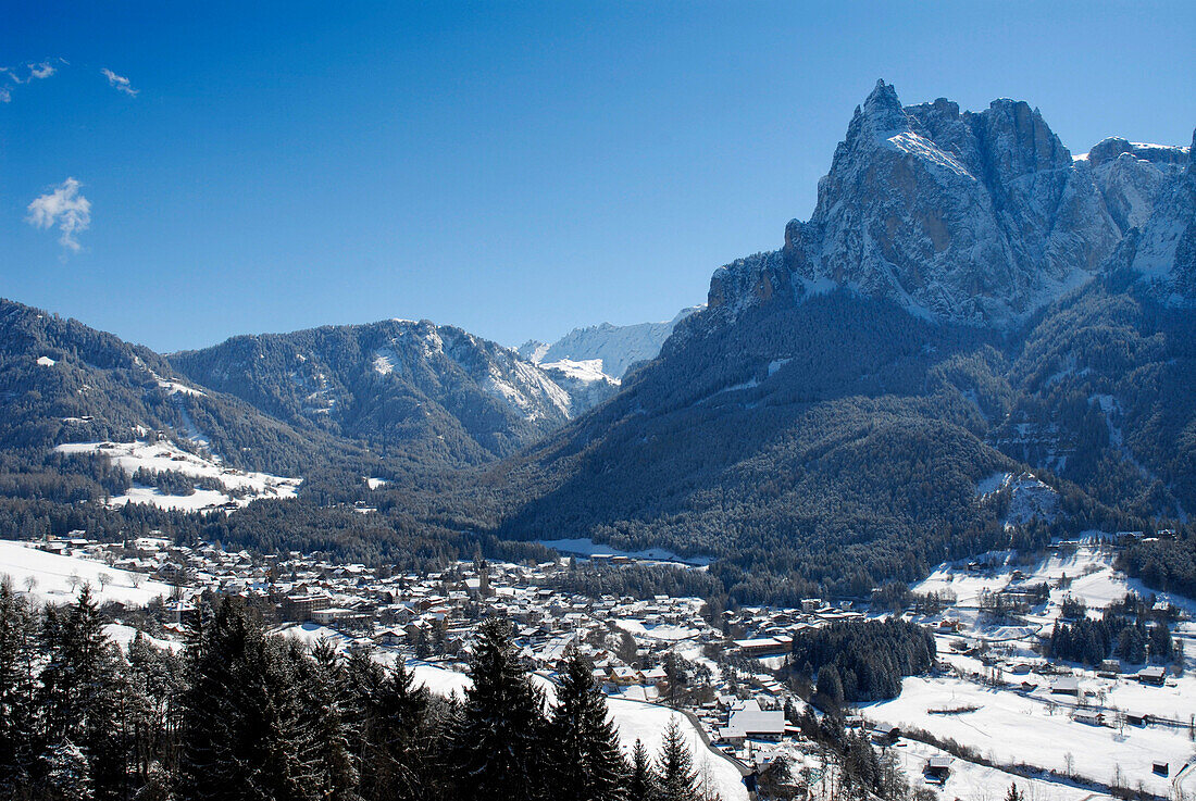 Verschneites Bergdorf im Sonnenlicht, Seis am Schlern, Dolomiten, Südtirol, Italien, Europa