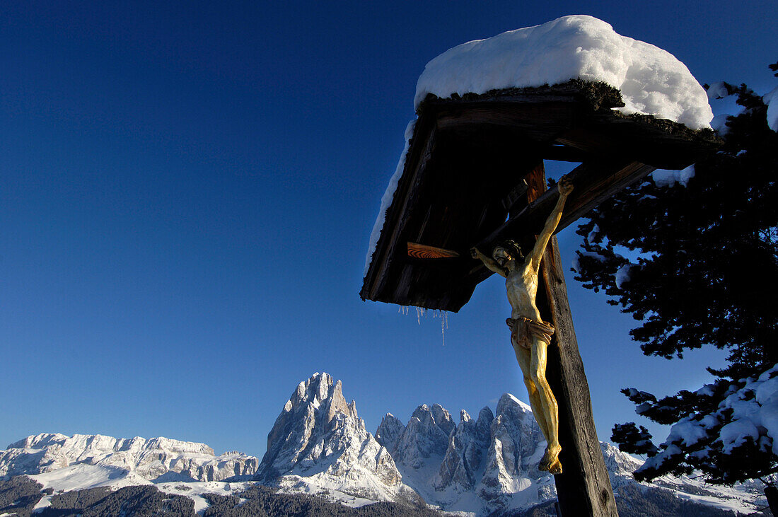 Verschneites Wegkreuz unter blauem Himmel, Dolomiten, Südtirol, Italien, Europa