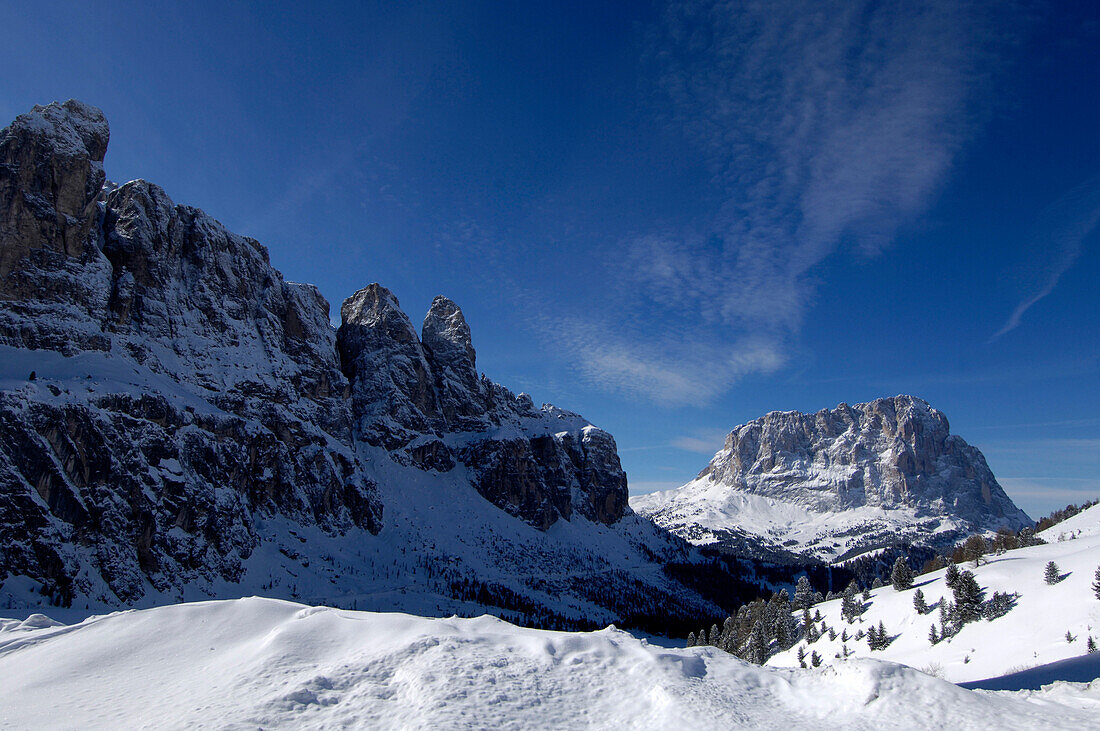Schneebedeckte Berge unter blauem Himmel, Dolomiten, Südtirol, Italien, Europa