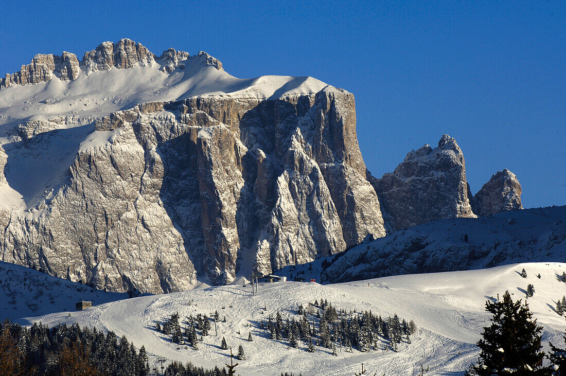 Verschneite Berge und Skipiste unter blauem Himmel, Dolomiten, Südtirol, Italien, Europa