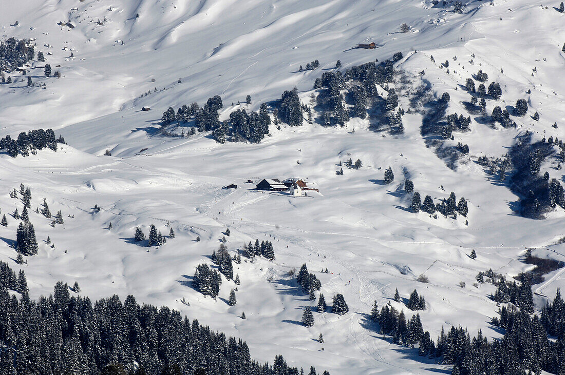 Berghaus Zallinger inmitten verschneiter Skipisten, Seiser Alm, Südtirol, Italien, Europa