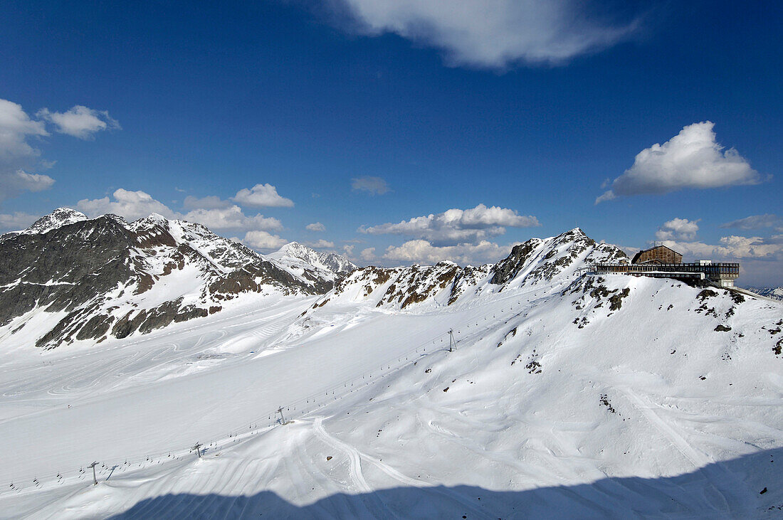 Verschneite Berge und Skipisten unter blauem Himmel, Schnalstal, Vinschgau, Südtirol, Italien, Europa