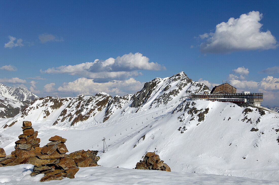 Verschneite Skipiste und Bergstation unter Wolkenhimmel, Schnalstal, Vinschgau, Südtirol, Italien, Europa