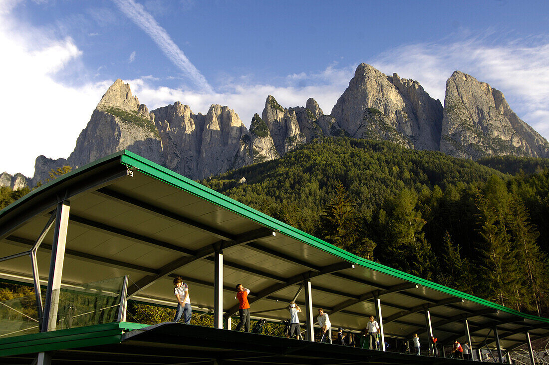 Menschen auf der Driving Range des Golfplatz Kastelruth Seiser Alm, Schlern, Südtirol, Italien, Europa
