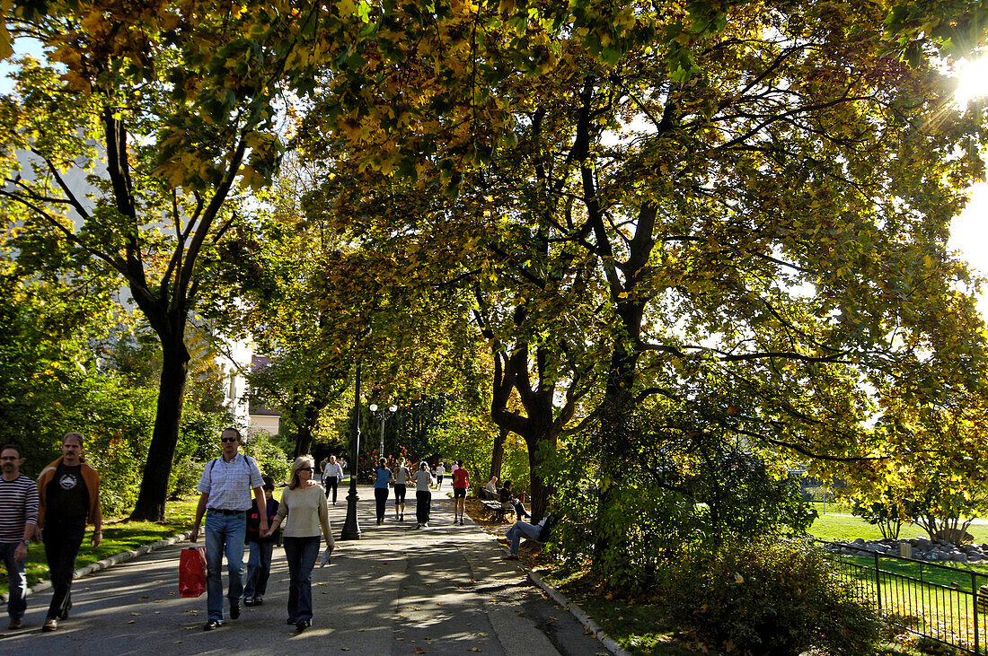 Menschen auf der Talferpromenade unter Bäumen, Bozen, Südtirol, Italien, Europa