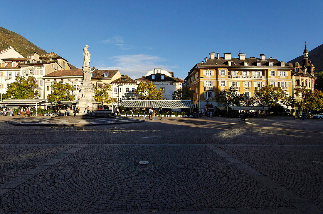 Waltherplatz mit dem Denkmal von Walther von der Vogelweide, Bozen, Südtirol, Italien, Europa