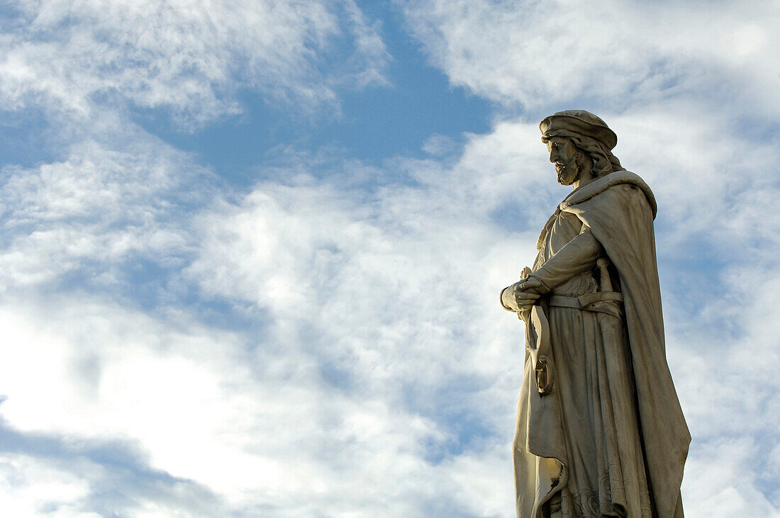 Das Denkmal von Walther von der Vogelweide vor Wolkenhimmel, Bozen, Südtirol, Italien, Europa