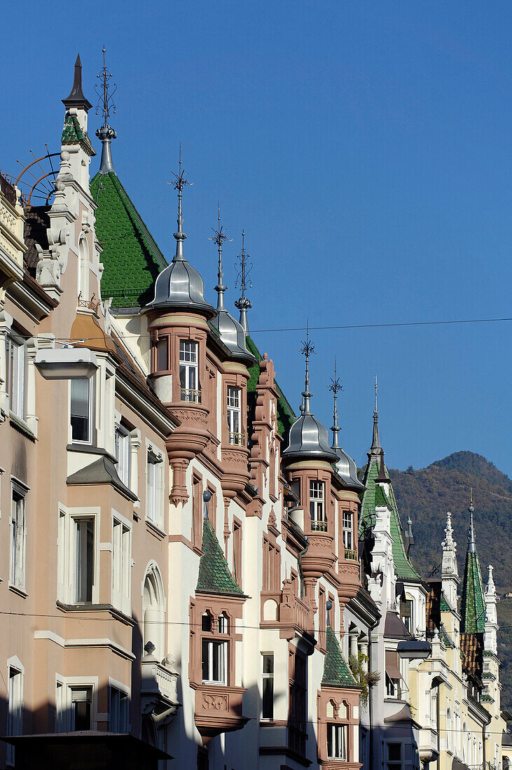 Die Häuser der Altstadt unter blauem Himmel, Bozen, Südtirol, Italien, Europa