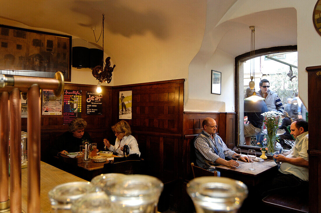 Menschen sitzen im Gastraum der Brauerei Hopfen & Co., Bozen, Südtirol, Italien, Europa