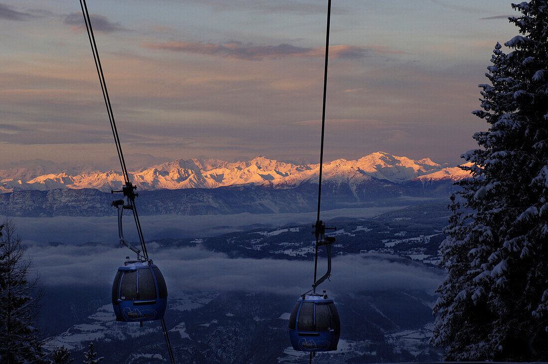 Gondel einer Seilbahn an einem Winterabend, Blick ins Tal, Seiser Alm, Eisacktal, Südtirol, Italien, Europa