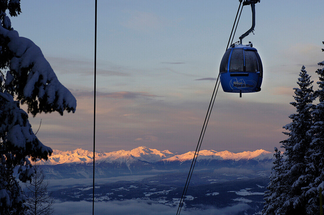 Gondel einer Seilbahn an einem Winterabend, Blick ins Tal, Seiser Alm, Eisacktal, Südtirol, Italien, Europa