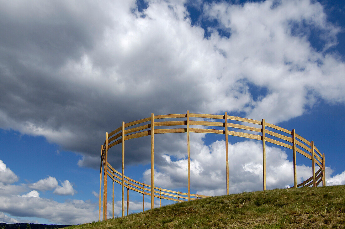 Kunstwerk, Holzzaun unter Wolkenhimmel, Völs am Schlern, Südtirol, Italien, Europa