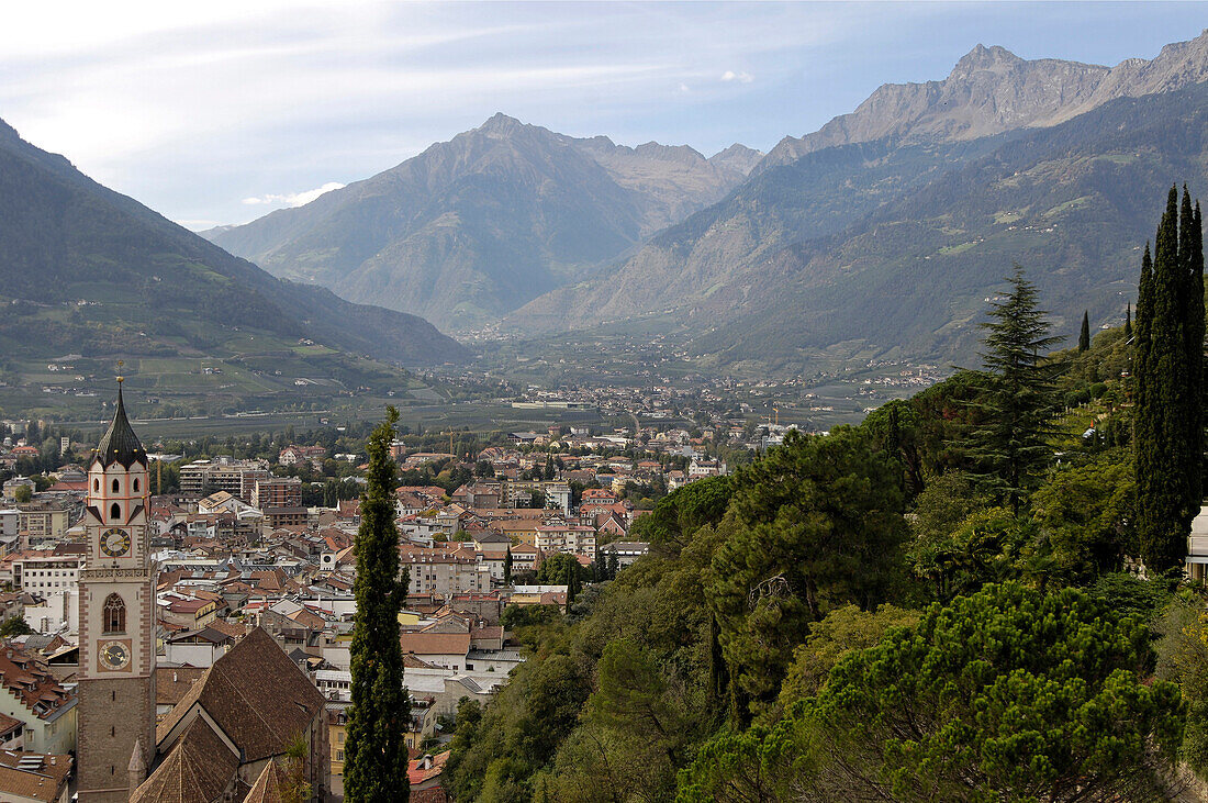 Blick auf die Stadt Meran in einem Tal, Meran, Vinschgau, Südtirol, Italien, Europa