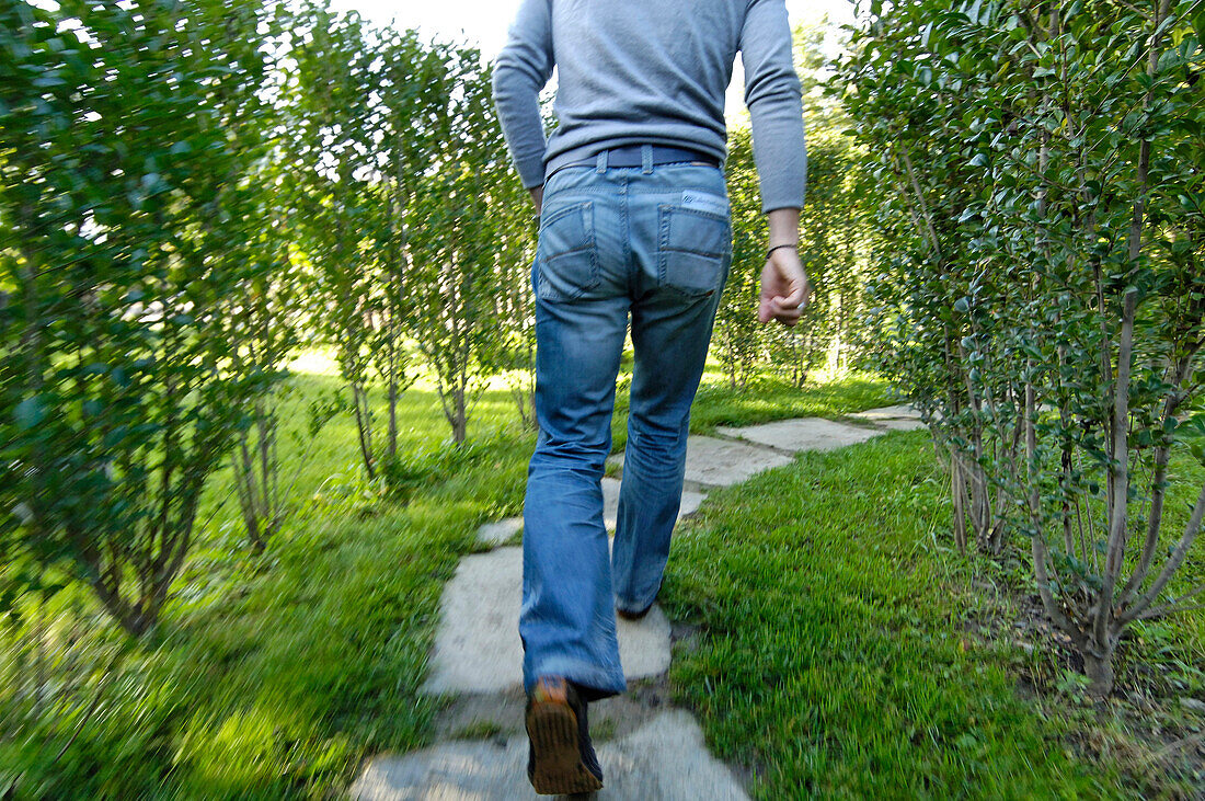 Ein Mann im Labyrinth im Garten von Weingut Kränzel, Burggrafenamt, Etschtal, Vinschgau, Südtirol, Italien, Europa