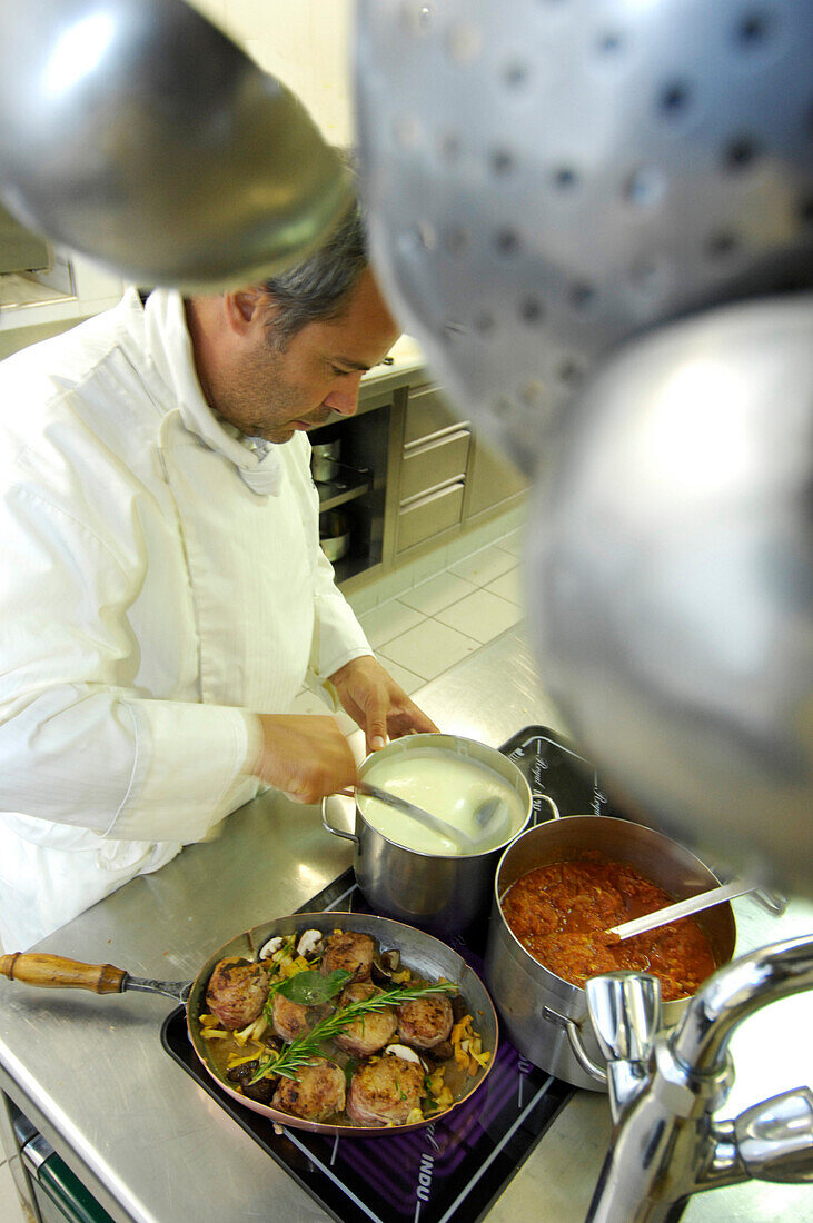 Der Chefkoch des Hotels Turmwirt bei der Arbeit, Völs am Schlern, Südtirol, Italien, Europa