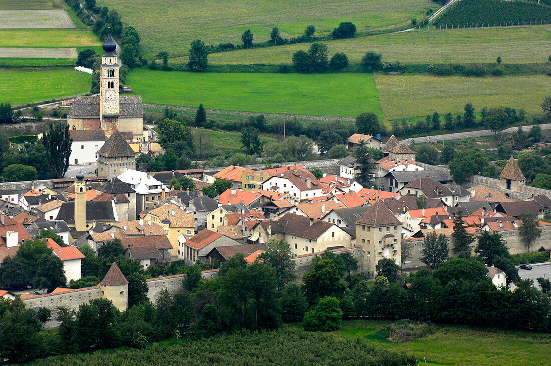 Blick auf die Kleinstadt Glurns im Sommer, Vinschgau, Südtirol, Italien, Europa