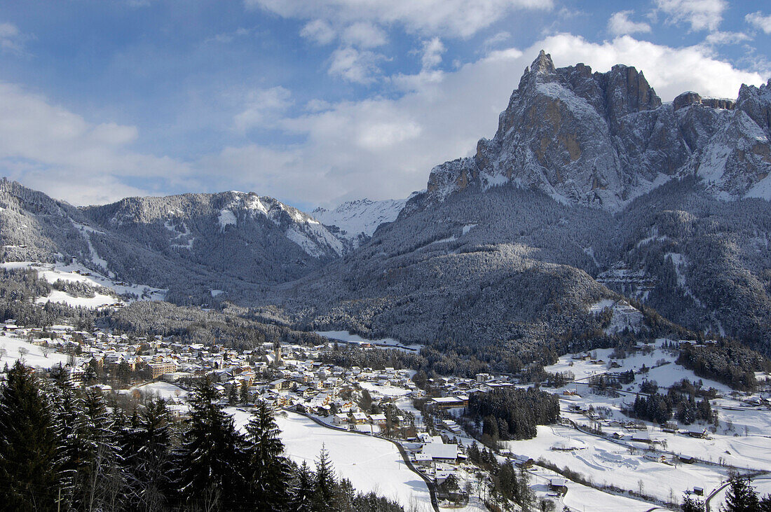 Blick auf ein Dorf in einem Tal im Winter, Seis am Schlern, Südtirol, Italien, Europa